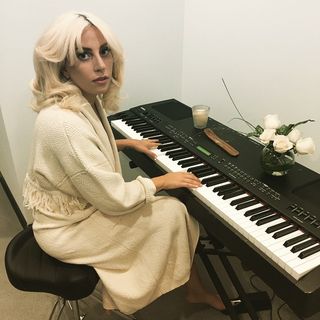 Lady Gaga feet photo thumbnail