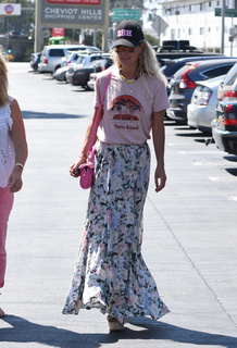 Laeticia Hallyday feet photo 9