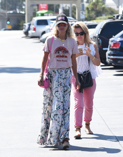 Laeticia Hallyday feet photo 8
