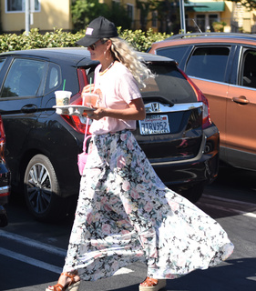 Laeticia Hallyday feet photo 7