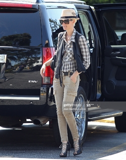Laeticia Hallyday feet photo 5