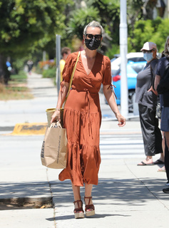 Laeticia Hallyday feet photo 4