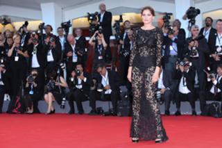 Laetitia Casta feet photo thumbnail