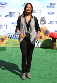 Laila Ali feet photo thumbnail