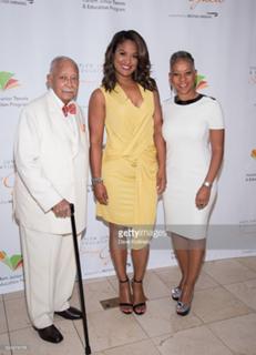 Laila Ali feet photo thumbnail