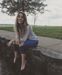 Lainey Wilson feet photo thumbnail