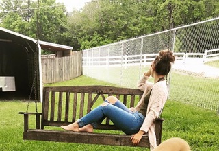 Lainey Wilson feet photo thumbnail