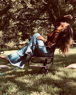 Lainey Wilson feet photo thumbnail