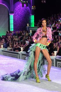 Lais Ribeiro feet photo thumbnail