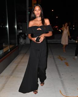 Lais Ribeiro feet photo thumbnail