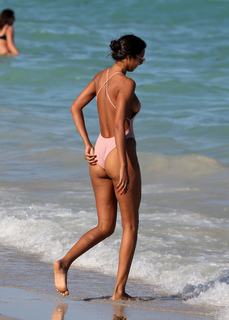 Lais Ribeiro feet photo thumbnail