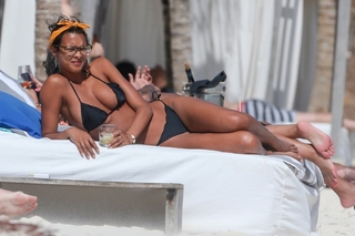 Lais Ribeiro feet photo thumbnail