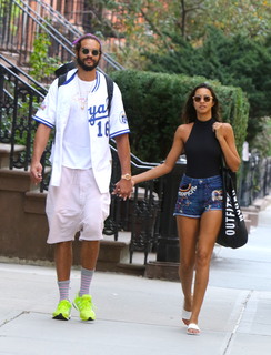 Lais Ribeiro feet photo thumbnail
