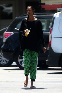 Lais Ribeiro feet photo thumbnail