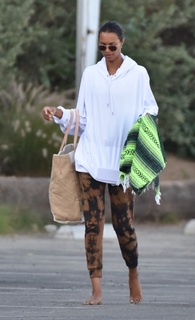 Lais Ribeiro feet photo thumbnail