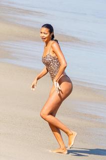 Lais Ribeiro feet photo thumbnail