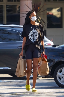 Lais Ribeiro feet photo thumbnail