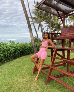 Lais Ribeiro feet photo thumbnail