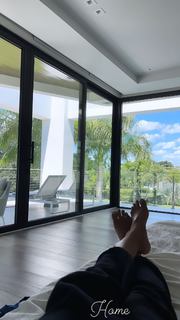 Lais Ribeiro feet photo thumbnail