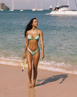 Lais Ribeiro feet photo thumbnail