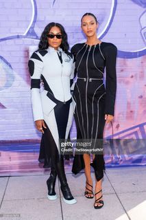 Lais Ribeiro feet photo thumbnail