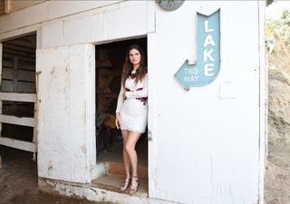 Lake Bell feet photo thumbnail