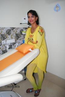 Lakshmi Manchu feet photo 2