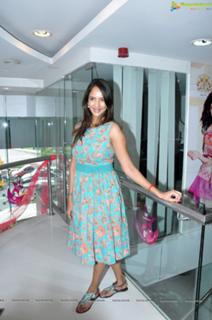 Lakshmi Manchu feet photo 1