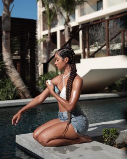 Lala Baptiste feet photo thumbnail