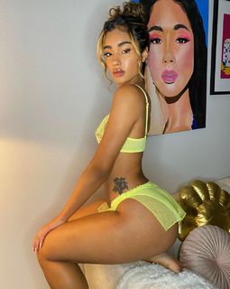 Lala Baptiste feet photo thumbnail