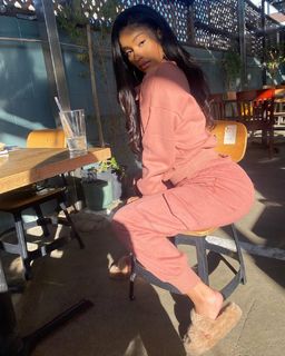 Lala Baptiste feet photo thumbnail
