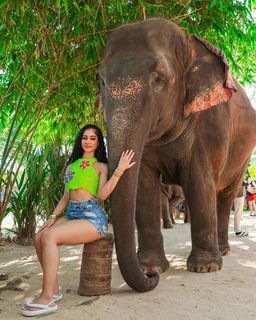 Lala Baptiste feet photo thumbnail