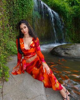 Lala Baptiste feet photo thumbnail