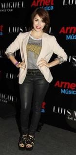 Lali Espósito feet photo thumbnail