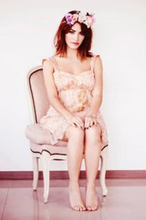 Lali Espósito feet photo thumbnail