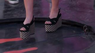 Lali Espósito feet photo thumbnail