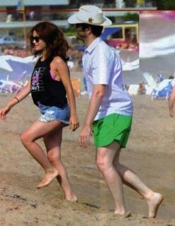 Lali Espósito feet photo thumbnail