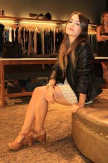 Lali Espósito feet photo thumbnail