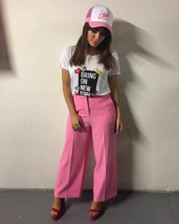 Lali Espósito feet photo thumbnail