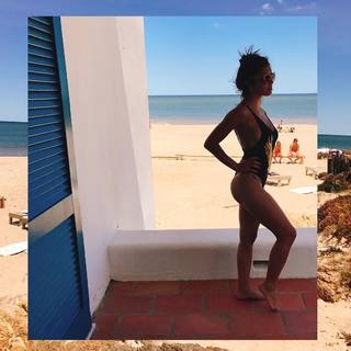 Lali Espósito feet photo thumbnail