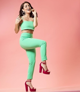 Lali Espósito feet photo thumbnail