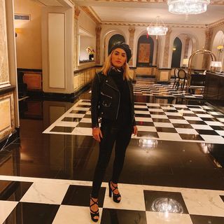 Lali Espósito feet photo thumbnail