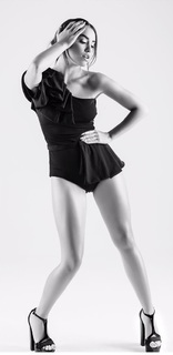 Lali Espósito feet photo thumbnail