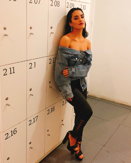 Lali Espósito feet photo thumbnail