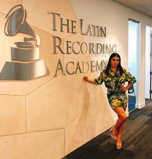 Lali Espósito feet photo thumbnail