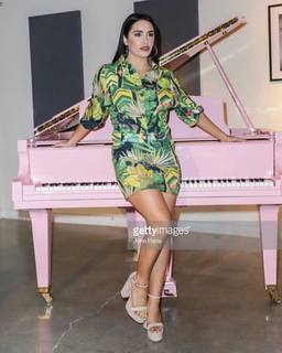 Lali Espósito feet photo thumbnail