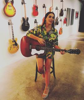 Lali Espósito feet photo thumbnail
