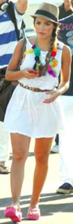 Lali Espósito feet photo thumbnail