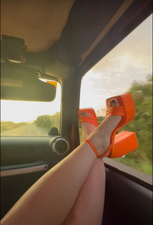 Lali Espósito feet photo thumbnail