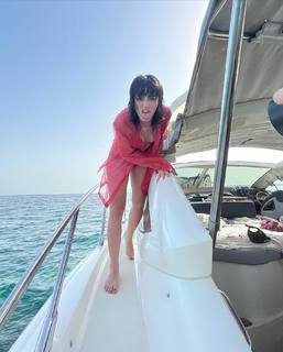 Lali Espósito feet photo thumbnail